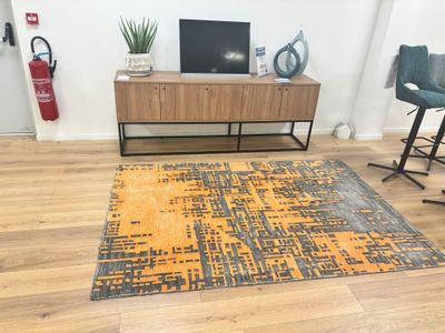 Cache pot en tissu, deux vases et un tapis orange et noir 10… - Photo 1