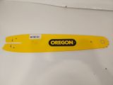 un skateboard « Oregon » jaune posé sur une surface blanche