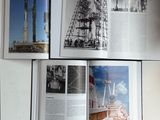 un livre ouvert sur lequel figure une illustration représentant une station spatiale et une navette spatiale