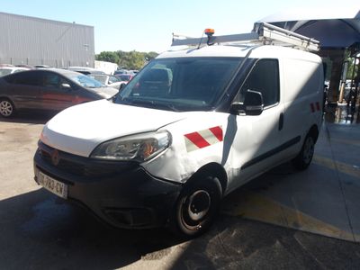 une camionnette blanche garée dans un parking