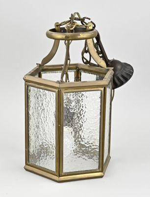 une lanterne ancienne en laiton, dotée d'un couvercle en verre et d'une poignée en métal