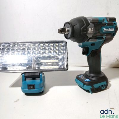 une perceuse sans fil et une lampe posées sur une table