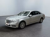 La Mercedes Classe E est garée dans une grande pièce blanche