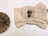 deux morceaux de tissu et un chapeau posés sur une table