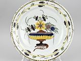une assiette blanche ornée d'un motif jaune et bleu