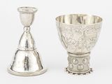 une paire de gobelets en argent et une coupe en argent sur fond blanc