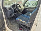 une photo de l'intérieur d'une voiture avec le siège conducteur relevé