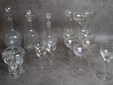 beaucoup de verres à vin et une carafe sur la table