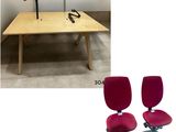deux chaises rouges et une table sur laquelle se trouvent une paire de ciseaux