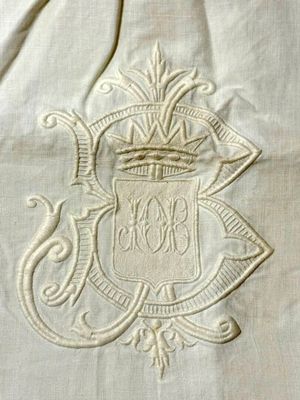 une image montrant un gros plan d'un tissu blanc orné d'un blason