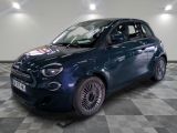 la photo d'une petite voiture bleue garée sur un sol en damier