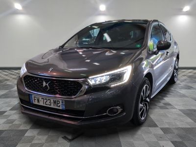 la voiture grise est garée dans le garage sur le sol en damier