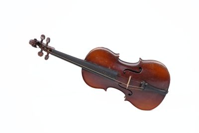 une image représentant un violon sur fond blanc, avec un fond blanc