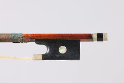 un archet de violon en bois et en métal, muni d'une corde