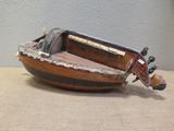 un petit bateau en bois posé sur une table