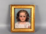 portrait d'une jeune fille dans un cadre doré