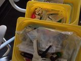 beaucoup de récipients en plastique posés sur une table