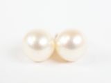 une paire de boucles d'oreilles en perles blanches sur fond blanc