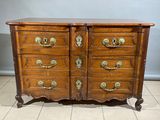 une commode ancienne avec des poignées et des boutons en laiton