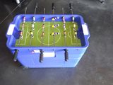 une glacière bleue avec un terrain de foot à l'intérieur