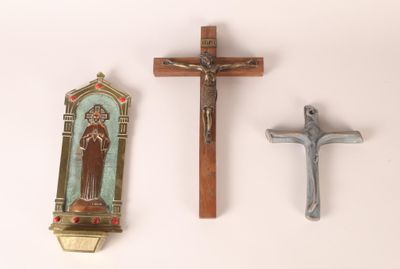 deux croix et un crucifix en bois sur un fond blanc
