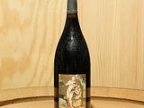 une bouteille de vin posée sur un tonneau
