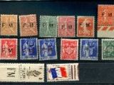 une collection de timbres de différents pays sur fond noir