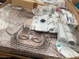 de nombreux cartons d'objets posés à même le sol