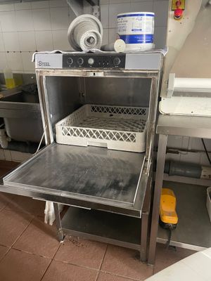 une photo d'une cuisine professionnelle équipée d'un évier et d'une cuisinière