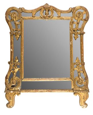 une image d'un miroir avec un cadre doré sur un fond blanc