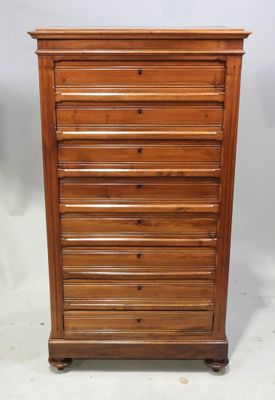 une commode en bois surmontée de tiroirs