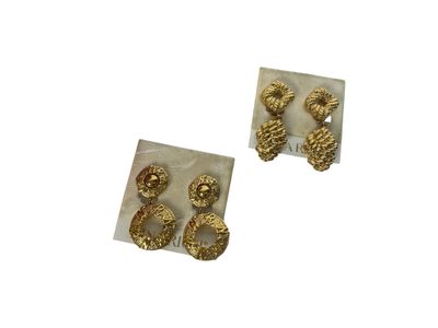 deux paires de boucles d'oreilles ornées de perles dorées sur fond blanc