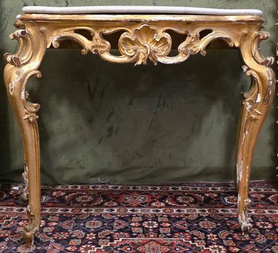 Console murale en bois doré à décor de volutes, pieds cambré…