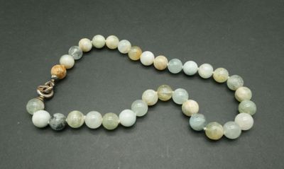 Collier shoker de perles vertes, fermoir en argent.
