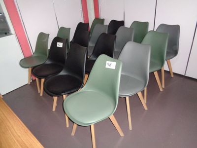 a lot of chairs that are lined up in a room