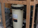 un chauffe-eau posé sur un support en bois