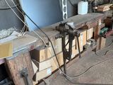 une photo d'un établi dans un atelier, avec des outils