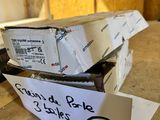 une pile de cartons posée sur une table en bois