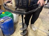 un homme qui tient une petite machine entre ses mains