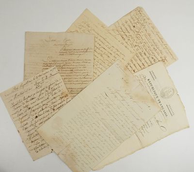 une pile de vieilles lettres posée sur une table blanche