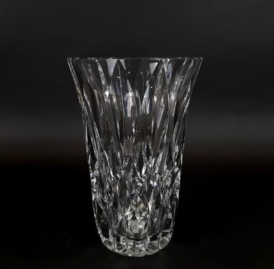 vase en cristal posé sur une surface noire avec un arrière-plan sombre