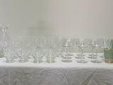 une table sur laquelle sont posés de nombreux verres à vin et un pichet