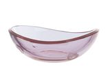 un gros plan d'un bol en verre violet sur fond blanc