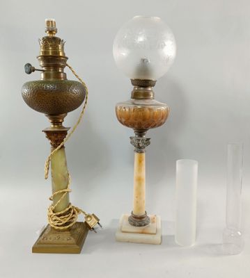 Lot de deux belles lampes à pétrole, base carrée surmontée de colonnes - Photo 1