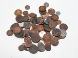 une pile de pièces de monnaie posée sur une surface blanche