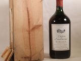 une bouteille de vin posée à côté d'une caisse en bois