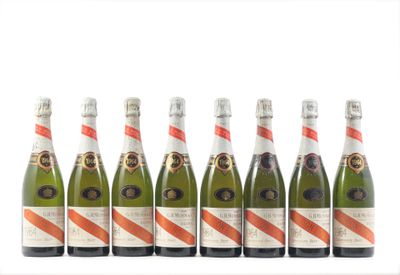 six bouteilles de champagne alignées sur un fond blanc