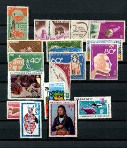 de nombreux timbres différents sur un tableau noir orné d'une image représentant une femme