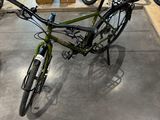 un vélo posé au milieu d'une pièce