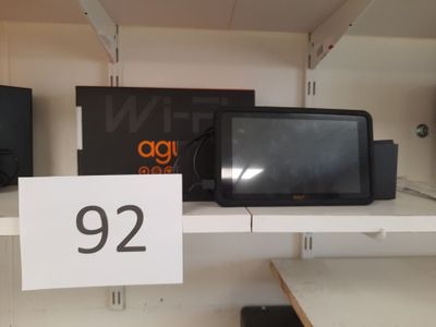 deux téléviseurs sur les étagères du magasin